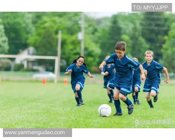 球星携萌娃亮相足球场萌态可掬展现父爱与运动激情